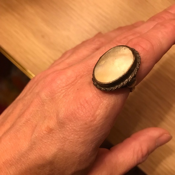 Vintage Mother Of Pearl Oval 1960’s Pearlescent Ring - Picture 3 of 15